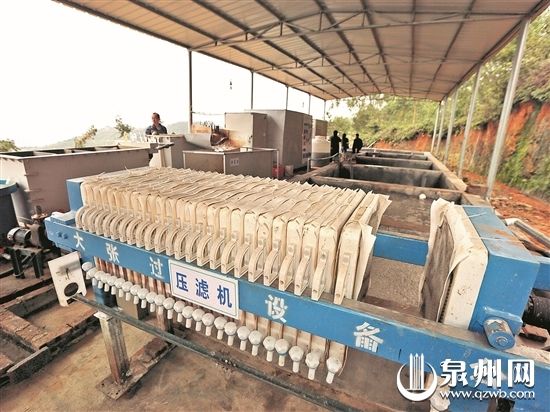 利用這些設備可以將豬糞“變成”有機肥和清水