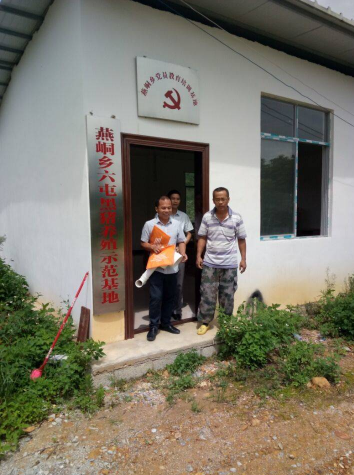 廣西助農服務在養殖場一線技術員9.png